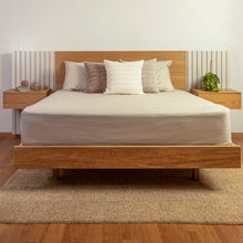 Cargar imagen en el visor de la galería, Cama Sofia con dos nocheros flotantes