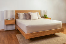 Cargar imagen en el visor de la galería, Cama Sofia con dos nocheros flotantes