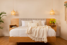 Cargar imagen en el visor de la galería, Cama Celine + nocheros flotantes con repisa.