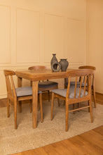 Cargar imagen en el visor de la galería, Mesa de comedor Clara con sillas Duna