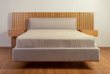 Cargar imagen en el visor de la galería, Cama San Miguel con dos nocheros flotantes