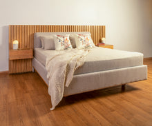 Cargar imagen en el visor de la galería, Cama San Miguel con dos nocheros flotantes