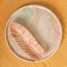 Cargar imagen en el visor de la galería, Plato decorativo con hoja en cerámica
