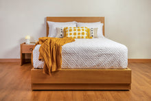 Cargar imagen en el visor de la galería, Cama Eugenia con zapatero