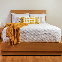 Cargar imagen en el visor de la galería, Cama Eugenia con zapatero