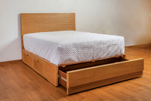 Cargar imagen en el visor de la galería, Cama Eugenia con zapatero