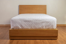 Cargar imagen en el visor de la galería, Cama Eugenia con zapatero