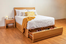 Cargar imagen en el visor de la galería, Cama Eugenia con zapatero