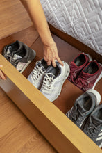Cargar imagen en el visor de la galería, Cama Eugenia con zapatero