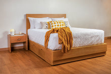 Cargar imagen en el visor de la galería, Cama Eugenia con zapatero