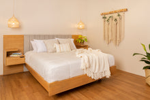 Cargar imagen en el visor de la galería, Cama Celine + nocheros flotantes con repisa.
